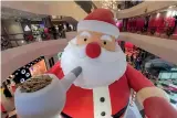  ??  ?? A big Santa Claus sculpture is seen in a shopping mall in East China’s Shanghai Municipali­ty.