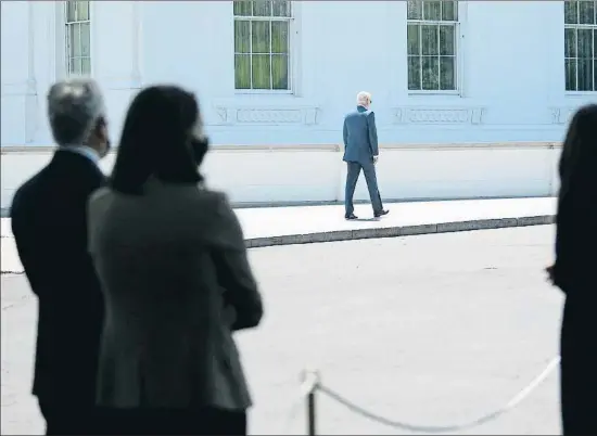  ?? BRENDAN SMIALOWSKI / AFP ?? El president Joe Biden, al fons, abandonant una roda de premsa dimarts passat a la Casa Blanca; en primer pla, Kamala Harris