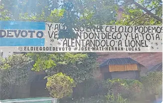  ?? ?? HINCHAS PUSIERON EL PASACALLE EN LA CASA DE LA CALLE CANTILO EL DÍA DE ARGENTINA-POLONIA.