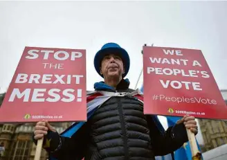  ?? Ben Stansall/AFP ?? Manifestan­te protesta contra o ‘brexit’ nesta quinta (22) em Londres