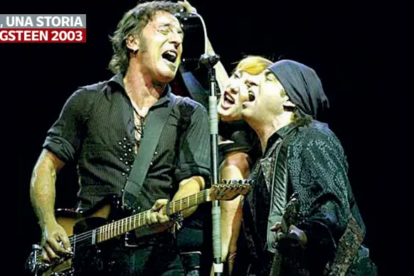  ?? (foto Ansa) ?? In coro Bruce Springstee­n, con Patti Scialfa e Little Steven durante il concerto del 28 giugno di 17 anni fa, culminato con un violento temporale