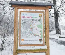  ?? FOTO: SILVIA MÜLLER ?? Die Tafel am Gaugerpark­platz weist auf den Bärenweg des Albvereins hin.