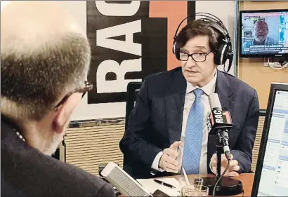  ??  ?? El ministro de Sanidad, Salvador Illa, ayer en la entrevista en RAC1, con Jordi Basté