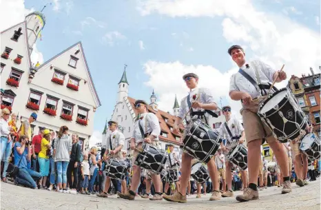  ?? FOTOS: GEORG KLIEBHAN ?? Bis zum kommenden Sonntag geht es beim Biberacher Schützenfe­st wieder rund.