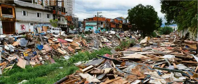  ?? Rubens Cavallari/Folhapress ?? Entulho deixado pela Prefeitura de São Paulo no córrego Água Branca, na zona oeste da cidade, após a remoção da favela do Sapo na quarta-feira (7)