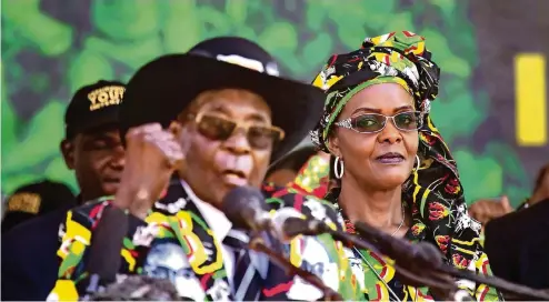  ??  ?? Robert Mugabe (93) wollte sich 2018 für eine weitere Amtszeit als Präsident bewerben, für seine Nachfolge hatte er schon Gattin Grace (52) aufgebaut.