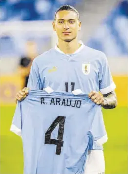  ?? @Uruguay ?? Darwin Núñez posa ayer con la camiseta del lesionado Araujo.