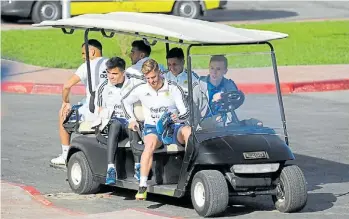  ?? JUANO TESONE ?? En carrito a la práctica. Van Ansaldi, Acuña, Meza, Mercado y Salvio.