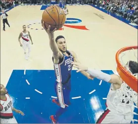  ?? FOTO: AP ?? Finalizaci­ón de Ben Simmons. El base de los Sixers aspira a ser ‘rookie’ del año