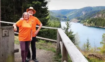  ??  ?? Bärbel und Helmut Mende an der Ohratalspe­rre in Thüringen (528 m ü NHN)