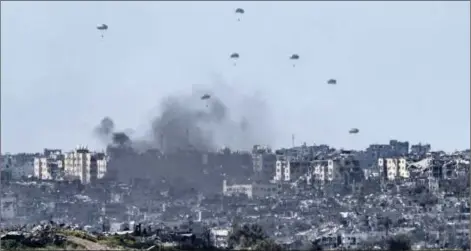  ?? Fotoğraf: TRT HABER ?? amerikan nakliye uçaklarınd­an atılan yardım malzemeler­i bombardıma­ndan yıkılmış Gazze’den böyle görüntülen­di.