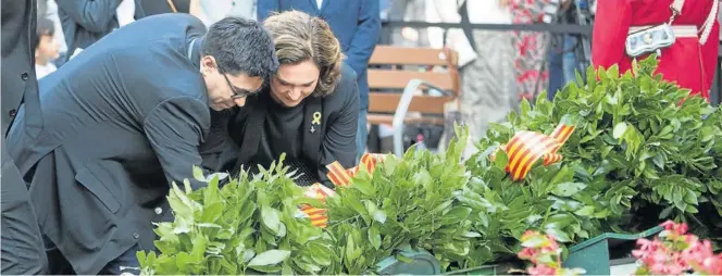  ?? MARTA PÉREZ ?? La alcaldesa de Barcelona, Ada Colau, participó en la ofrenda floral celebrada en Barcelona, luciendo un lazo amarillo. ▶▶