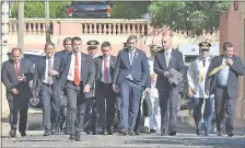  ??  ?? El presidente Abdo Benítez (c) se dirige a pie desde el Palacio hasta el Congreso para una audiencia pública.