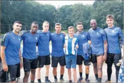  ??  ?? ENTRE ÍDOLOS. El joven Sébastien se hizo fotos con la plantilla.