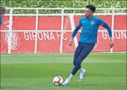  ??  ?? Johan Mojica, durante un entrenamie­nto con el Girona en La Vinya.