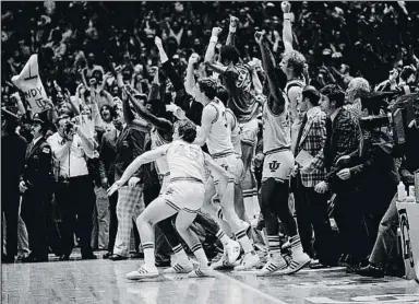  ?? AP ?? Los jugadores de Indiana celebran la victoria sobre Michigan en 1976