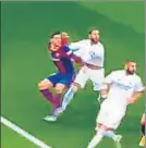  ?? FOTO: CAPTURA ?? Un penalti por un agarrón de Lenglet a Ramos en el 63’, con 1-1 en el marcador, puso por delante al Madrid, que ganó 1-3