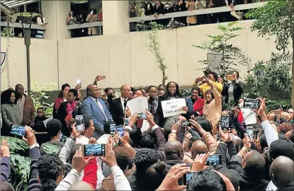  ?? Picture: NEO GOBA ?? HAPPY RETURN: Eskom employees welcome Brian Molefe back to work yesterday