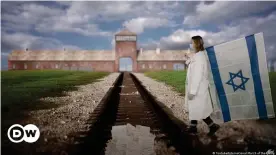  ??  ?? Das Bild von Auschwitz-Birkenau ist der Hintergrun­d für den virtuellen Marsch der Lebenden 2021