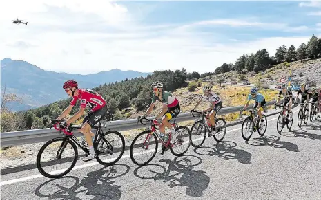  ?? Foto: Getty ?? Cyklistick­á elita Ve vyprahlém pohoří Sierra Nevada vedou v 15. etapě Vuelty skupinu předních jezdců Chris Froome, Fabio Aru a Vincenzo Nibali.