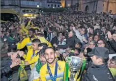  ??  ?? MULTITUD. Boyis, con la Copa, y el equipo entre miles de hinchas.