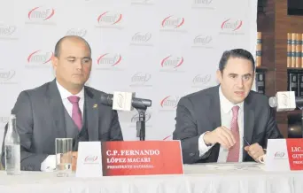  ??  ?? Fernando López Macari y Francisco Gutiérrez, dirigente nacional y presidente del consejo técnico del IMEF, respectiva­mente, demandaron al nuevo gobierno revisar las propuestas antes de debatirlas.