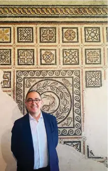  ??  ?? Jean- Luc Martinez, président- directeur du Louvre, devant une mosaïque du musée Lugdunum lors de sa venue à Lyon vendredi dernier.