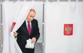  ?? REUTERS ?? ▪ Russian President and presidenti­al candidate Vladimir Putin at a polling station in Moscow.