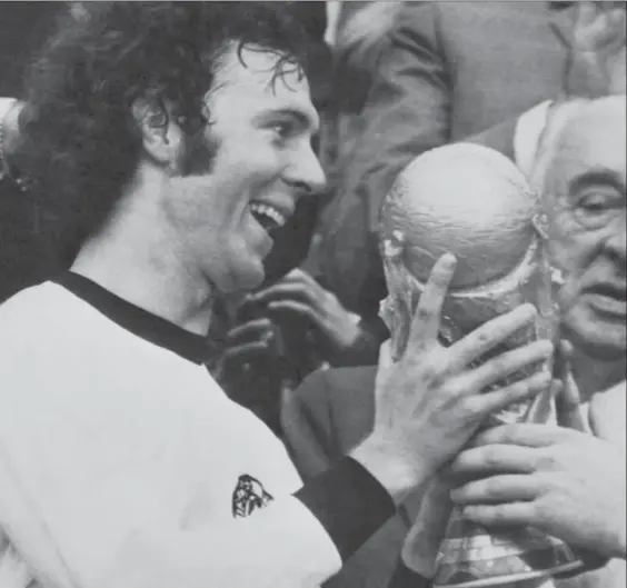  ?? ?? Som anfører for Vesttyskla­nd gør Beckenbaue­r klar til at haeve VM-trofaeet i München i juli 1974. Foto: AFP