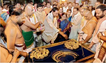  ??  ?? IN EXCESS: (Above) Telangana CM K. Chandrasek­har Rao offering gold ornaments worth `5.6 crore at Lord Venkateshw­ara Temple in Tirupati