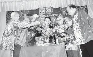  ??  ?? MUHIBAH: Dr Abdul Rahman (tengah) bersama Sufian (tiga kiri), Wong, Paulus (dua kanan) dan tetamu melakukan ‘Lo Sheng’.