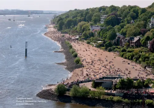  ??  ?? Övelgönne beach.
Photo: © Mediaserve­r Hamburg / Andreas Vallbracht