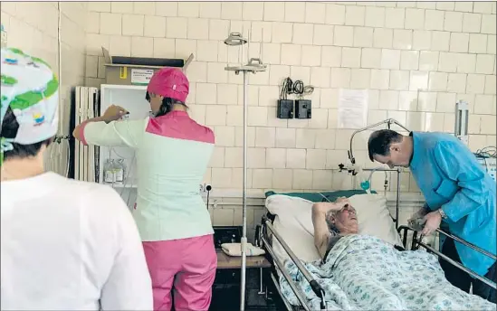  ?? Photograph­s by Brendan Hoffman For The Times ?? OLEKSANDR POLTORADNY­A, head of anesthesio­logy, speaks with a patient. The Avdiivka hospital stayed open even as most of the Ukrainian city was evacuated.