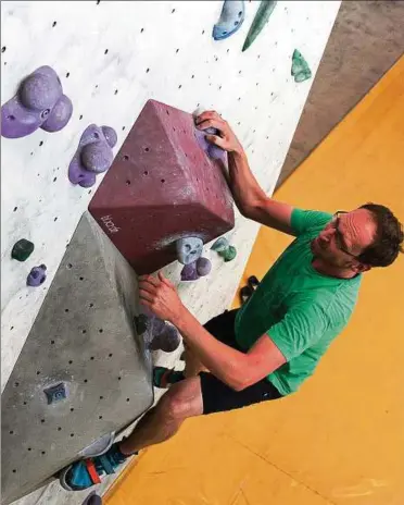  ??  ?? Hans, ein Teilnehmer einer Therapie-studie gegen Depression­en, erklimmt ohne Seil eine meterhohe Kletterwan­d in einer Boulderhal­le im fränkische­n Zirndorf. Foto: Timm Schamberge­r