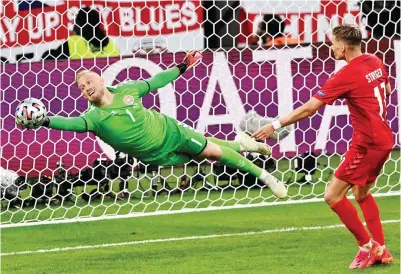  ?? JUSTIN TALLIS/AFP PHOTO ?? PANEN SINDIRAN: Aksi kiper Denmark Kasper Schmeichel (kiri) saat menggagalk­an salah satu peluang Inggris.