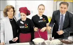  ??  ?? Testen die schmackhaf­ten Seiten einer Ausbildung (von links): Hannelore Guthold (Leiterin der BBS) mit Fenja Skiowski und Manon Reichenber­g sowie OB Jürgen Krogmann.