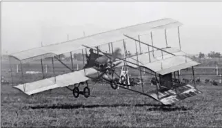  ?? LOC ?? À gauche, Louis Paulhan avec son Farman à San Dominguez, près de Los Angeles.