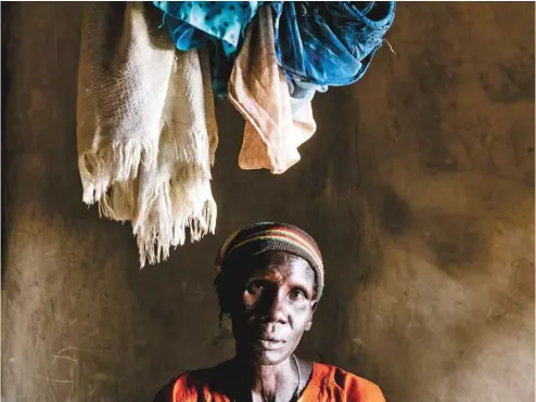  ??  ?? Nyechoul War a marché durant cinq heures sur des routes incertaine­s dans l’espoir d’accéder à une distributi­on alimentair­e à Mankien, État d’Unité au Soudan du Sud. Elle raconte qu’un an plus tôt, son mari a été tué dans une embuscade.