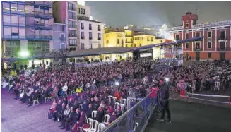  ?? ?? Más de 1.500 personas siguieron cada una de las escenas de ‘Laquima vere’ en la plaza Major.