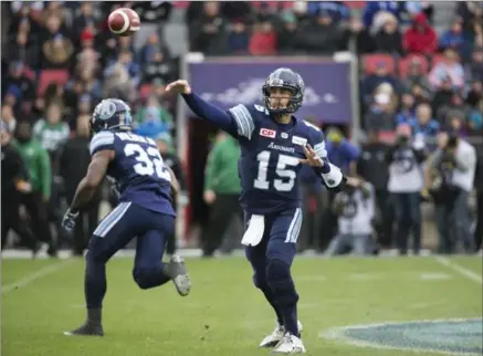  ?? BERNARD WEIL, TORONTO STAR ?? Toronto’s Ricky Ray, above, led the Argos to a 25-21 win over the Saskatchew­an Roughrider­s. Argos advance to next week’s CFL title game.