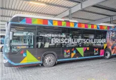  ?? FOTO: DPA ?? Die Politiker zwischen Allgäu und Lindau setzen vor allem auf Busse mit Wasserstof­f-Antrieb wie diesen, der seit Jahresbegi­nn in Hessen im ÖPNV fährt.