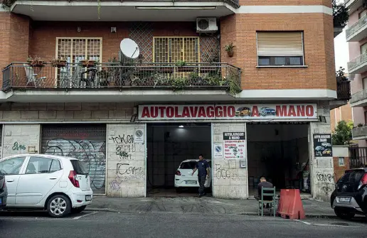  ?? (foto Claudio Guaitoli) ?? Uno dei tanti autolavagg­i della nostra città che non svolgono l’attività nell’area di un distributo­re di carburante