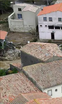  ?? (Photo AFP) ?? Une grosse vague a déferlé sur Villegailh­enc, laissant derrière elle plusieurs victimes et un village littéralem­ent coupé en deux par la destructio­n du pont routier principal.