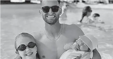  ?? ?? EL BRASILEÑO LEO BAPTISTAO con su pequeño y una de las hijas de Rodrigo Ely en la piscina de un hotel en Marbella donde han pasado el fin de semana. Los dos jugadores son más que compañeros.
FOTOS: INSTAGRAM