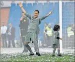  ??  ?? SAGA NAVAS. Keylor jugó con su hijo.