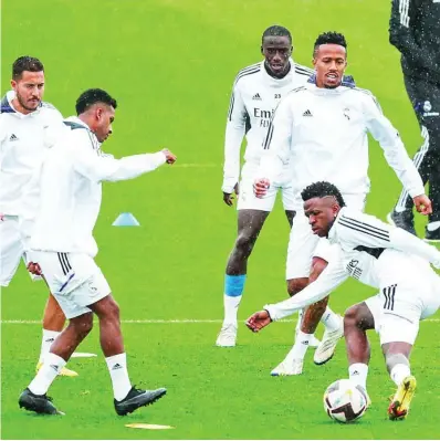  ?? EFE ?? El Real Madrid se entrenó bajo la lluvia antes de recibir al Cádiz