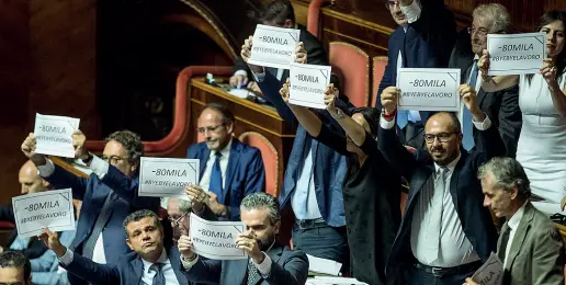  ??  ?? Proteste L’approvazio­ne definitiva del decreto ha fatto esplodere le proteste delle opposizion­i a Palazzo Madama