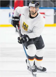  ?? FOTO: DPA ?? Verteidige­r Dennis Seidenberg im Training.