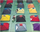  ?? LAM YIK FEI THE NEW YORK TIMES ?? Parents of freshmen students camp out at China’s Tianjin University as their children adjust to school.