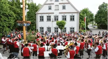  ?? Foto: Jehle ?? Höhepunkt der Kammeltals­erenade in Langenhasl­ach war das gemeinsame Musizieren von rund 100 Musikern.